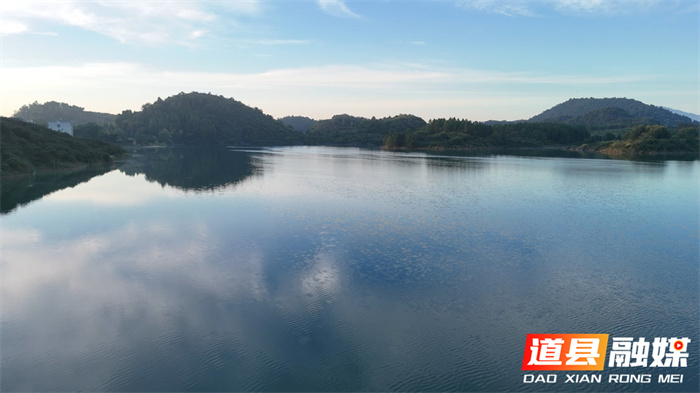 道县乐海水库：秋意正浓 山水相映美景如画2_副本.jpg