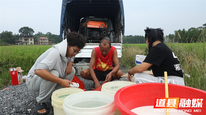 道县：农户巧用无人机 为二级晚稻“虫口夺粮”2_副本.png