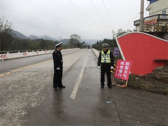 1229道县交警严阵以待应对低温雨雪天气_副本.jpg