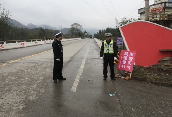 道县交警严阵以待应对低温雨雪天气