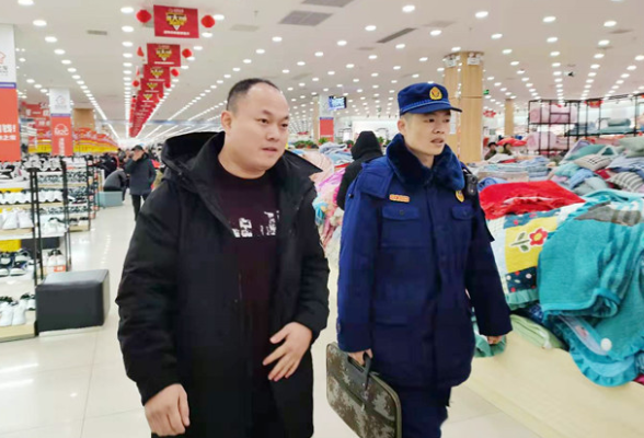 道县一家服饰商场因堵塞疏散通道被举报，处罚5000元。