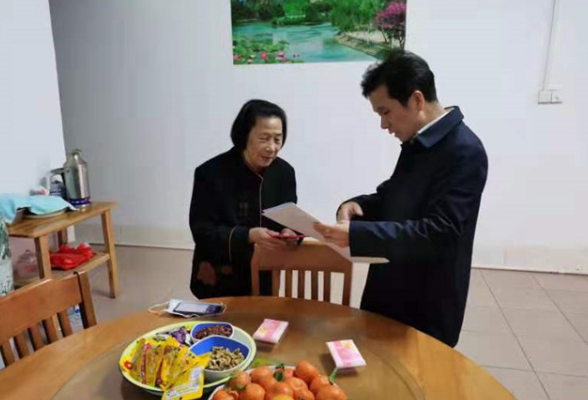 吴恢才走访慰问离退休老干部