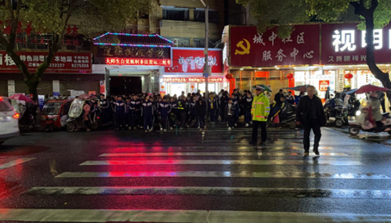 春雨中，道县交警坚守护学岗