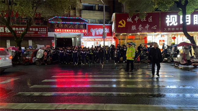 0310春雨中，道县交警坚守护学岗.jpg