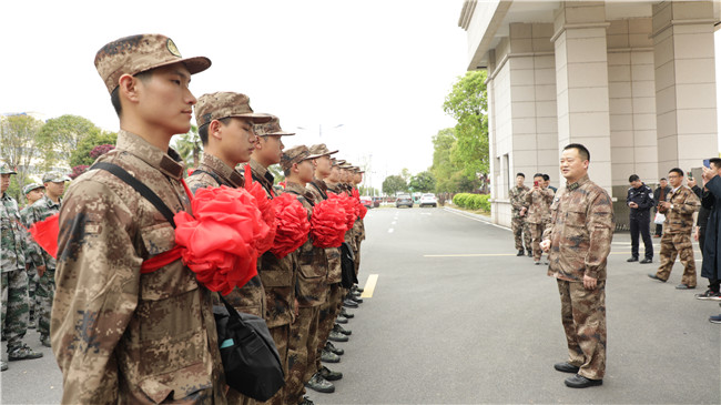 0317道县：新兵一身戎装陆续奔赴军营.jpg