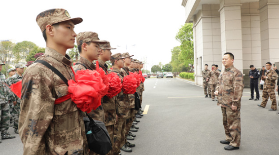 道县：新兵一身戎装陆续奔赴军营