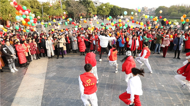 0302道县：众人快闪共唱《学习雷锋好榜样》04.jpg