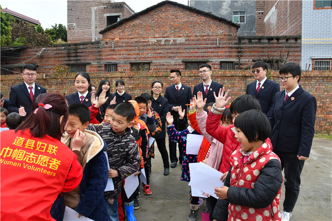 0324道县：防性侵护花开，助力乡村振兴_活动现场孩子们欢快的笑脸.jpg