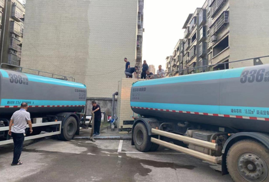 为群众办实事|小区用水紧张 自来水公司借调洒水车送水解困