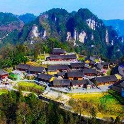 为了历史性地解决贫困问题