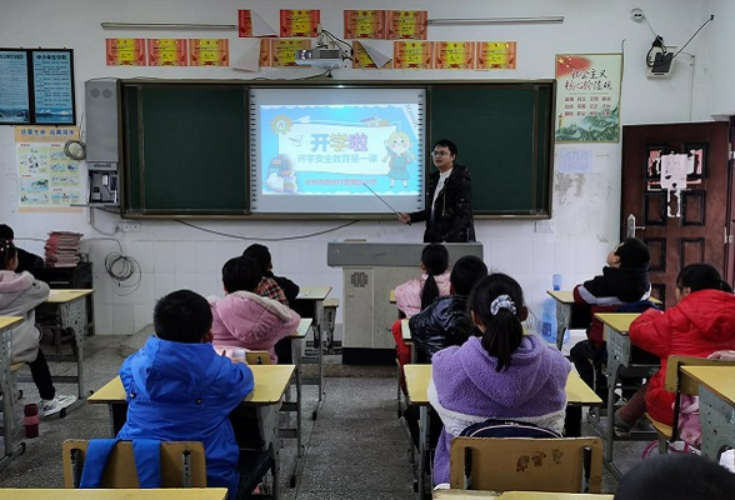 回龙圩管理区小学开展春季“开学第一课”主题班会活动