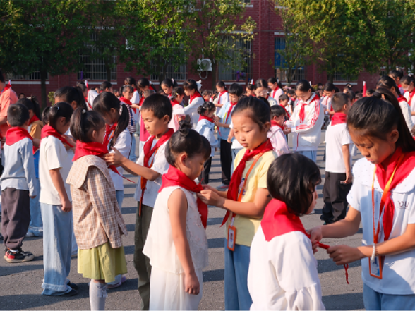 高举队旗跟党走   少年接力新长征——回龙圩管理区九年制学校举行2026年建队日新队员入队仪式