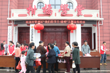 回龙圩管理区开展“我们的节日·清明”主题宣传活动
