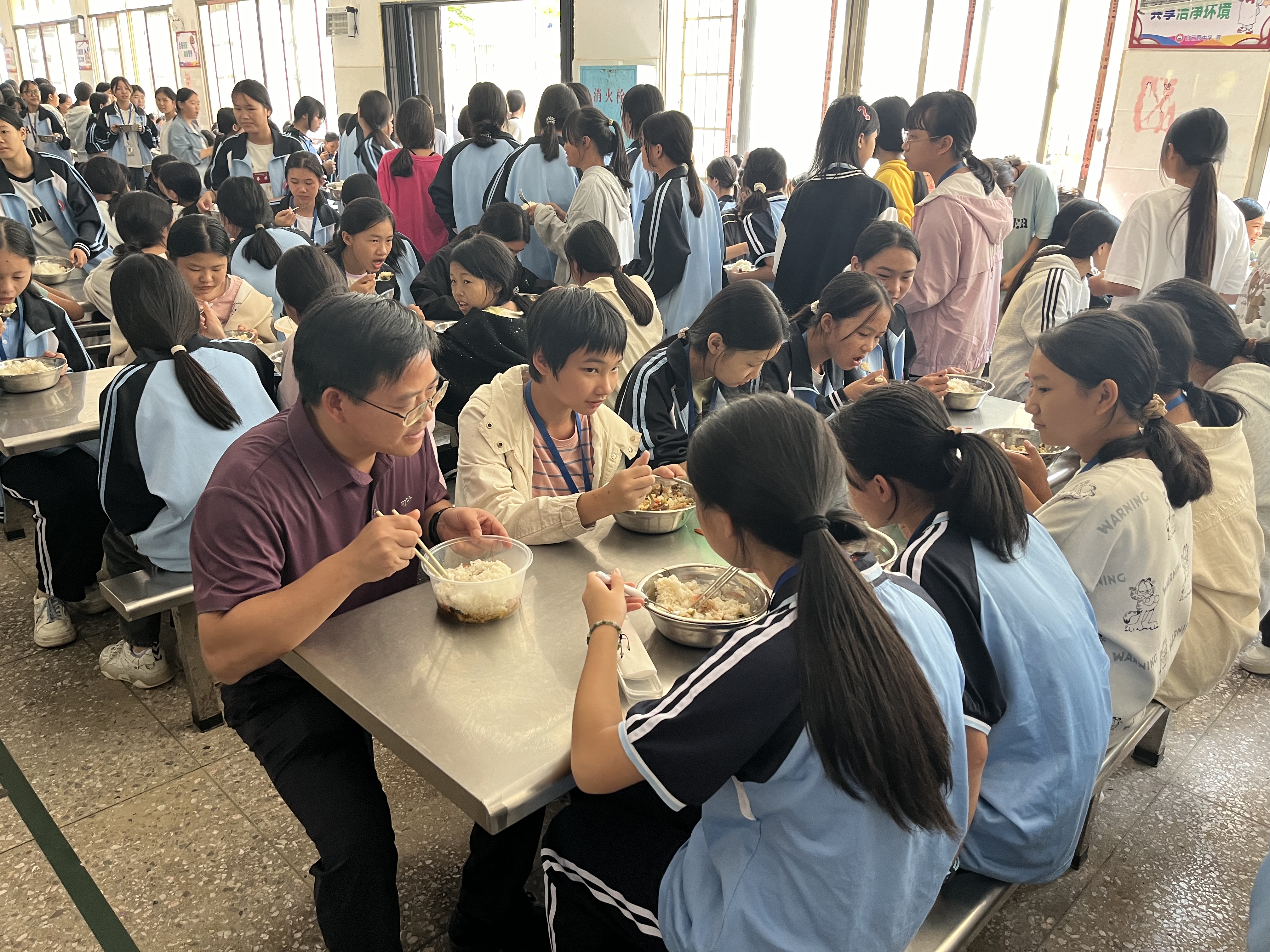 罗书记和李书记到镇中陪餐，检查学生营养餐情况.jpg