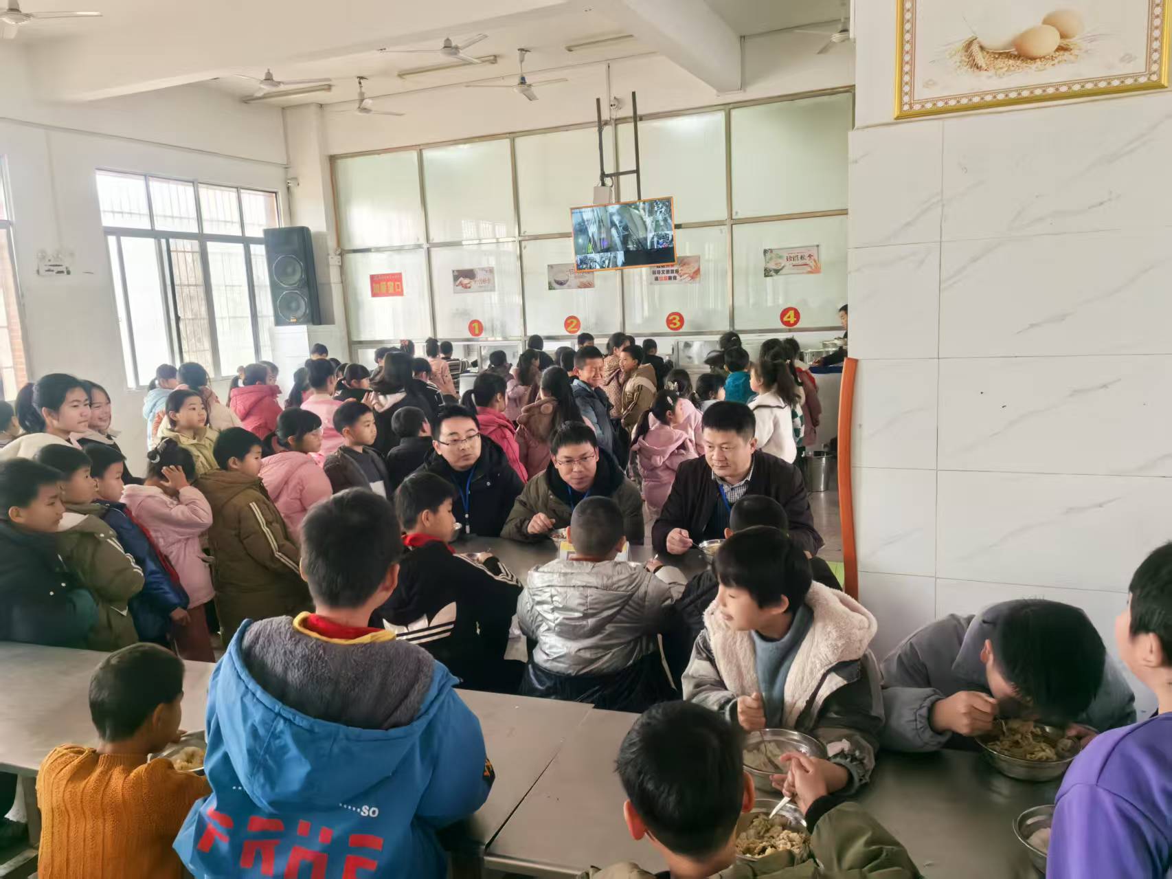 2025年2月27日程小明主席、李书伍部长、杨蕾镇长中午在中心校陪同学生就餐 (1).jpg