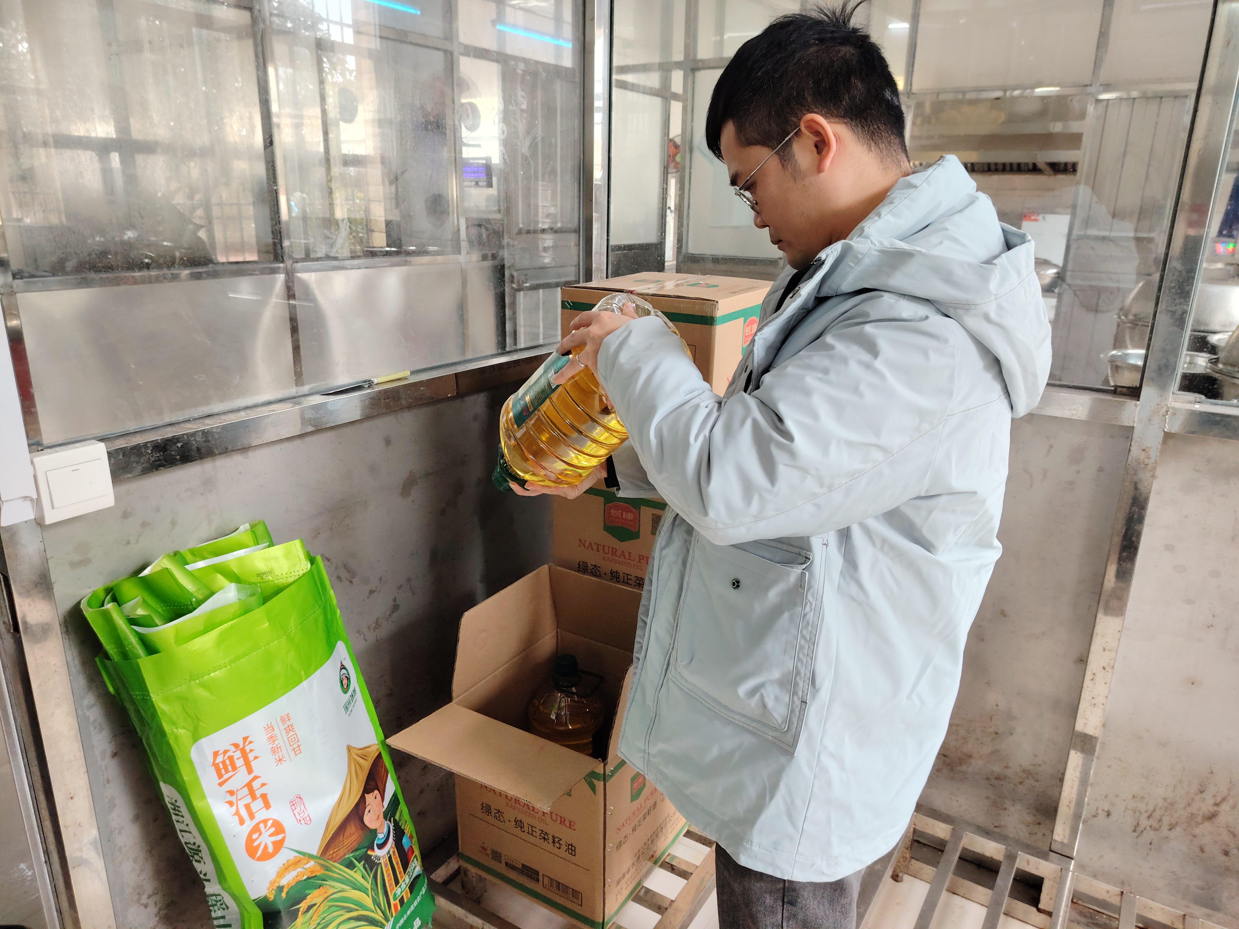 2025年2月27日陈立主席在江华三中陪同学生就餐，并检查食品安全 (3).jpg