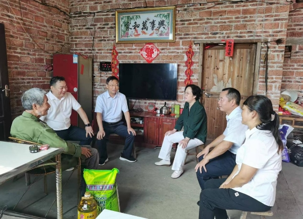 李农妹到江华涔天河镇石丰村调研乡村振兴工作