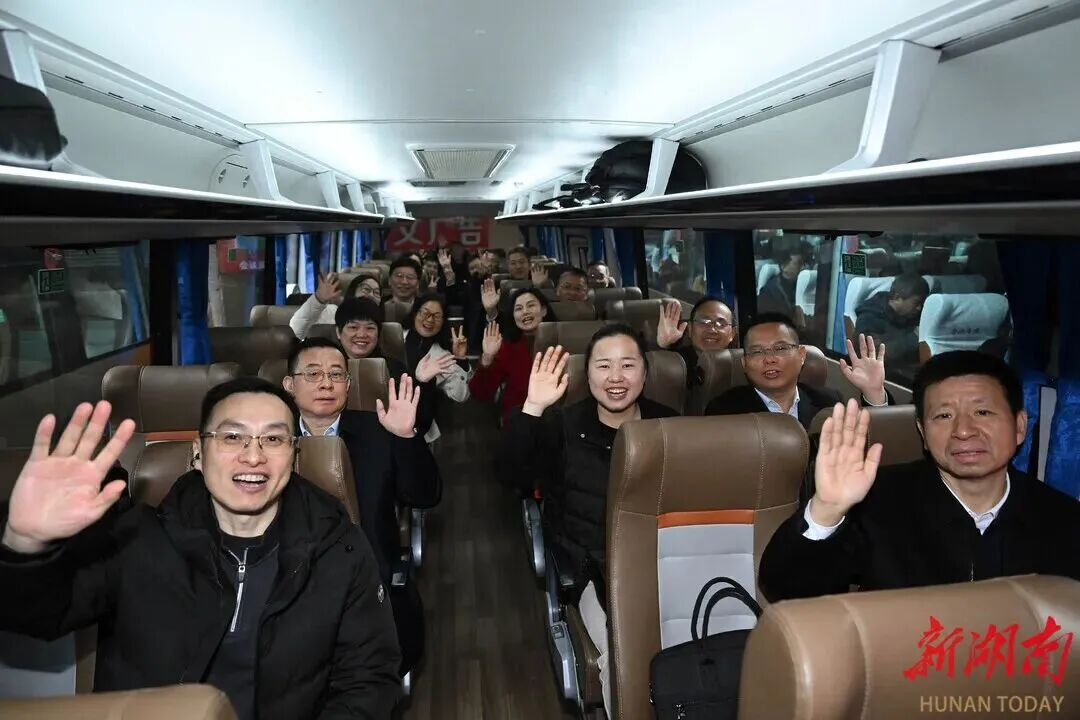 出发！在湘全国人大代表启程赴京