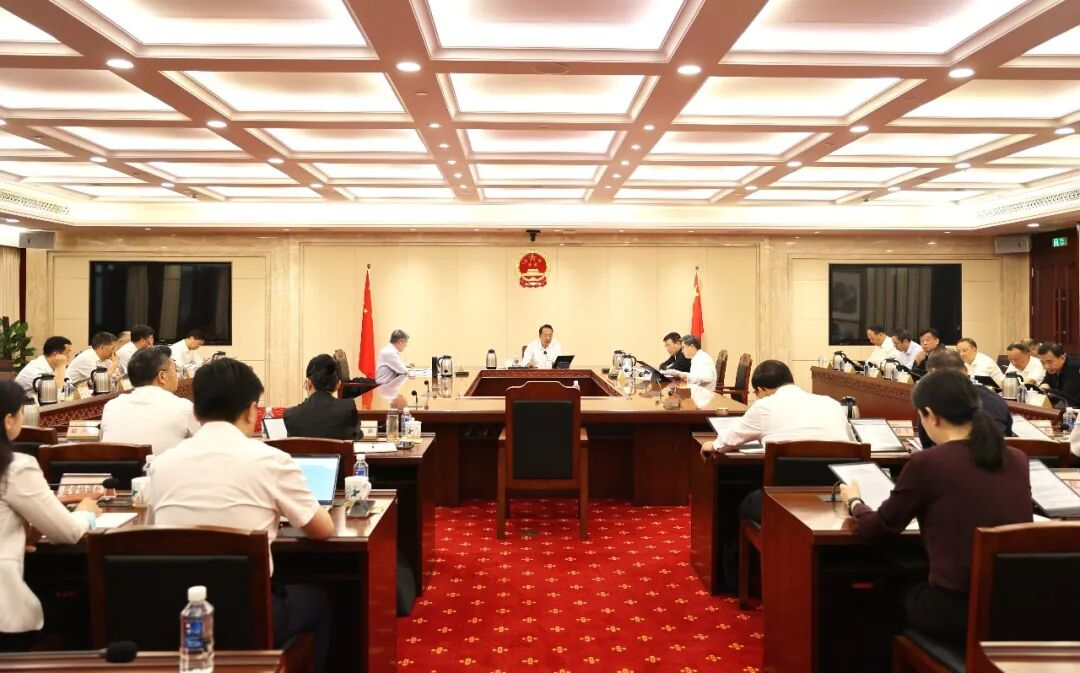 杨浩东主持省人大常委会党组理论学习中心组2026年第四次集体学习