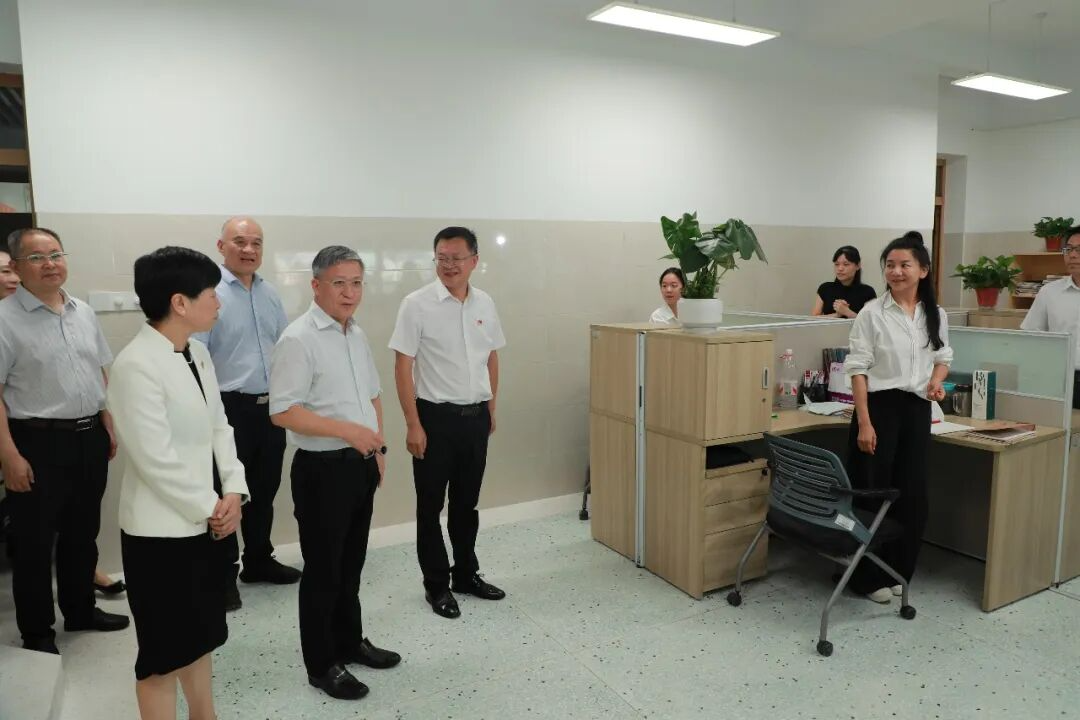 胡旭晟教师节前走访慰问一线教师