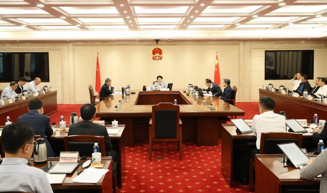 吴桂英主持省人大常委会党组理论学习中心组2026年第九次集体学习