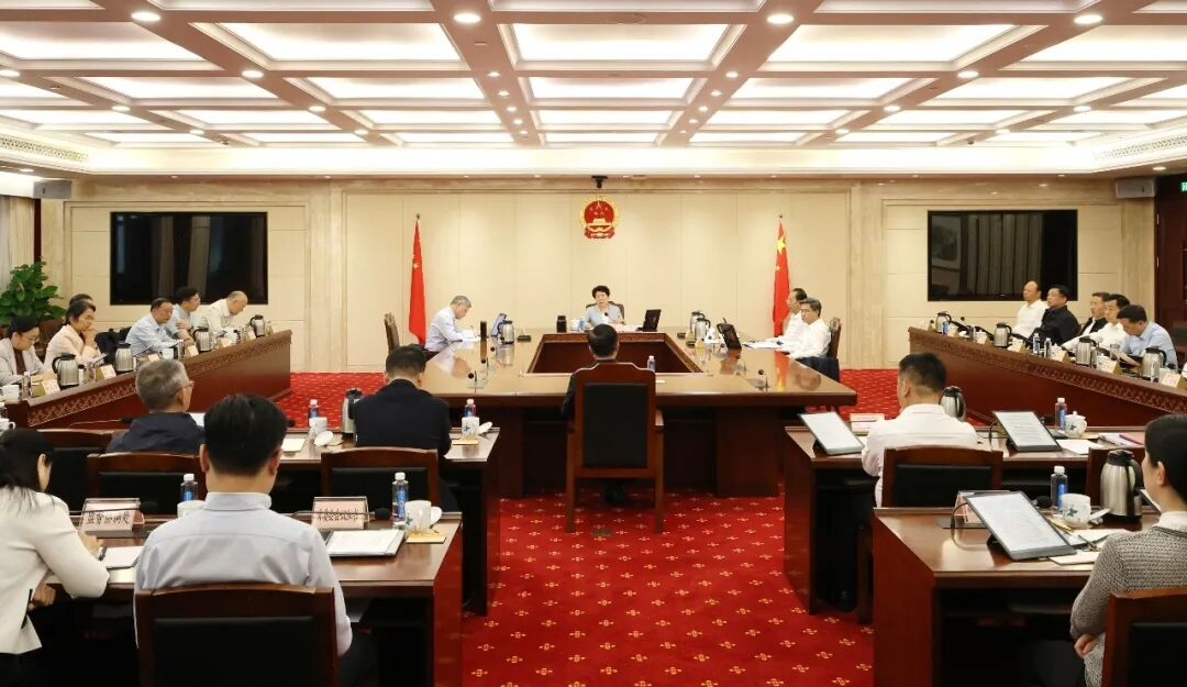 省十四届人大常委会举行第八十三次主任会议