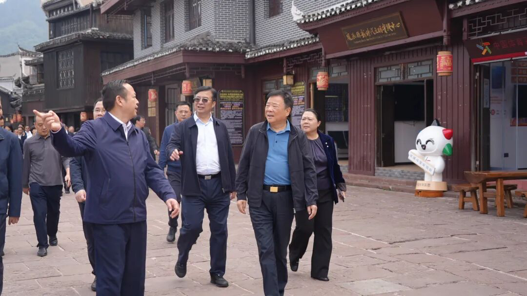 陈飞在凤凰县调研时强调：落实乡村振兴重点帮扶常态化机制，强化责任落实，促进凤凰县高质量发展