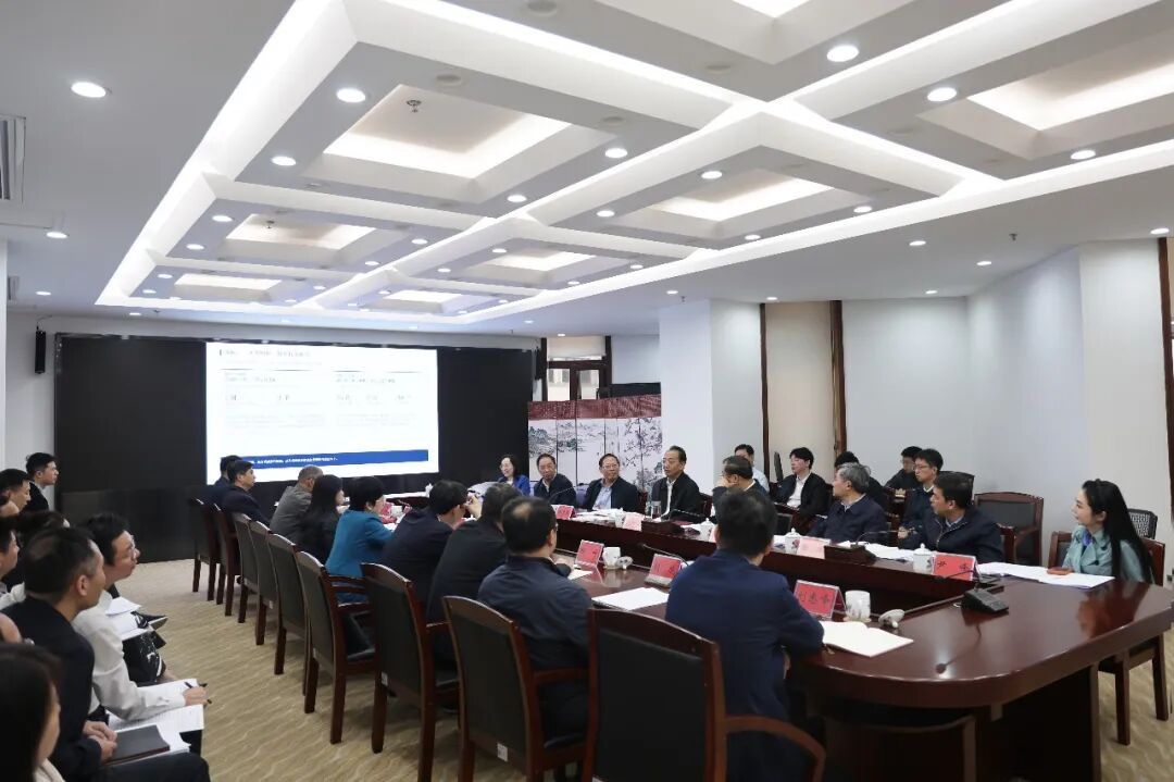 杨浩东率队开展规范行政审批中介服务视察调研