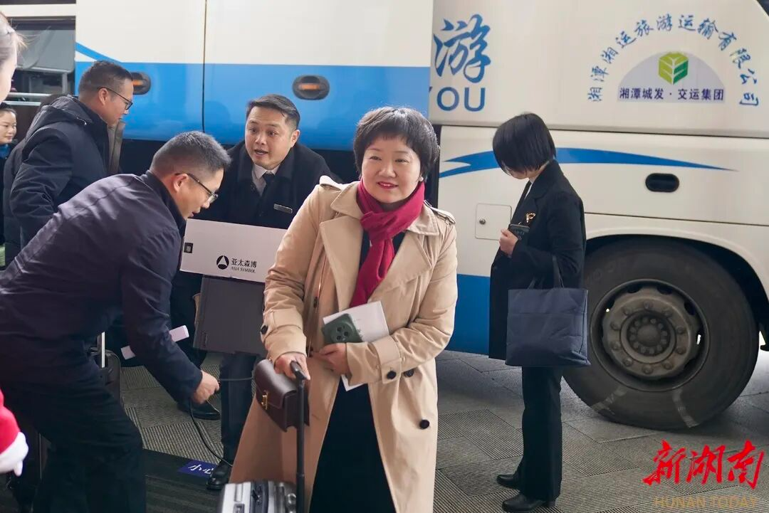 湖南省人大代表抵长报到