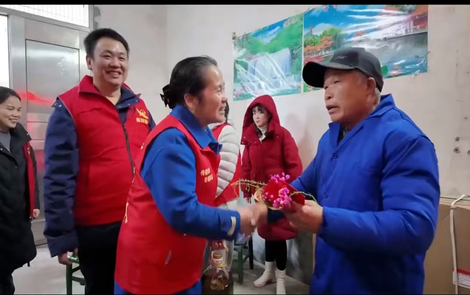 送花鼓戏送物资，这个代表小组的活动“年”味浓