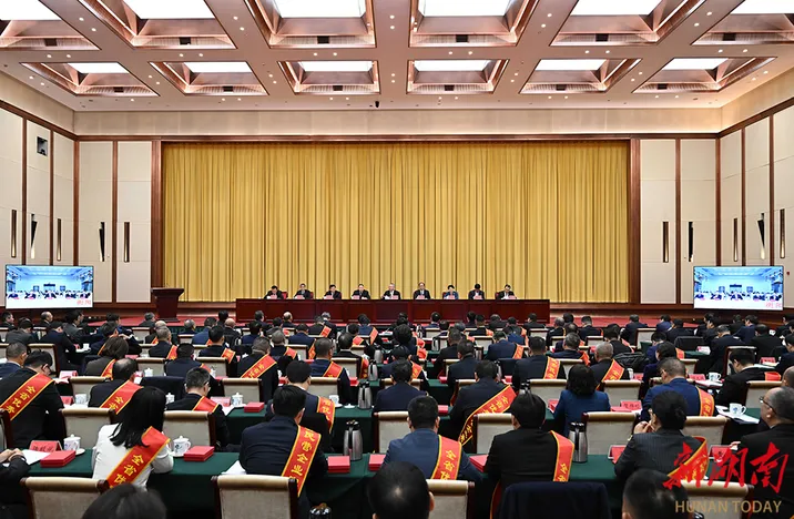 全省促进民营经济发展壮大暨企业服务年行动部署大会召开 沈晓明讲话 毛伟明主持