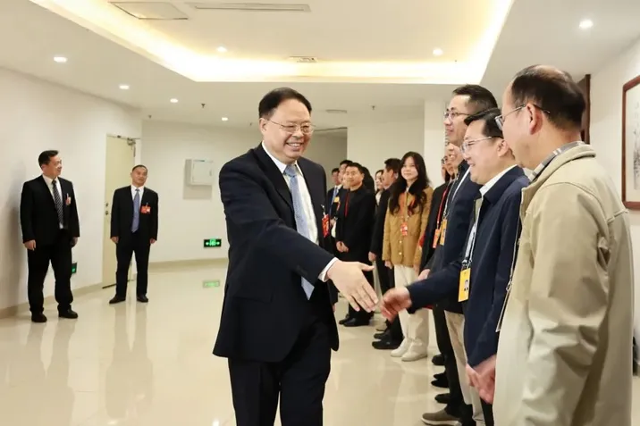 再接再厉共同开好团结胜利的大会  省人大常委会领导看望省十四届人大四次会议工作人员