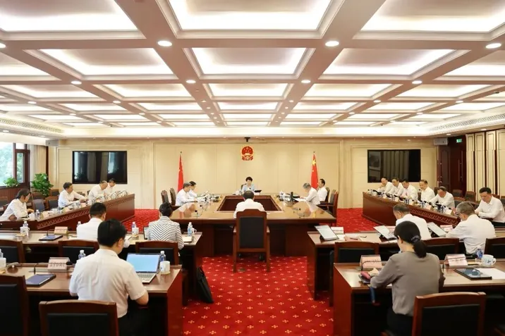 省十四届人大常委会举行第七十五次主任会议