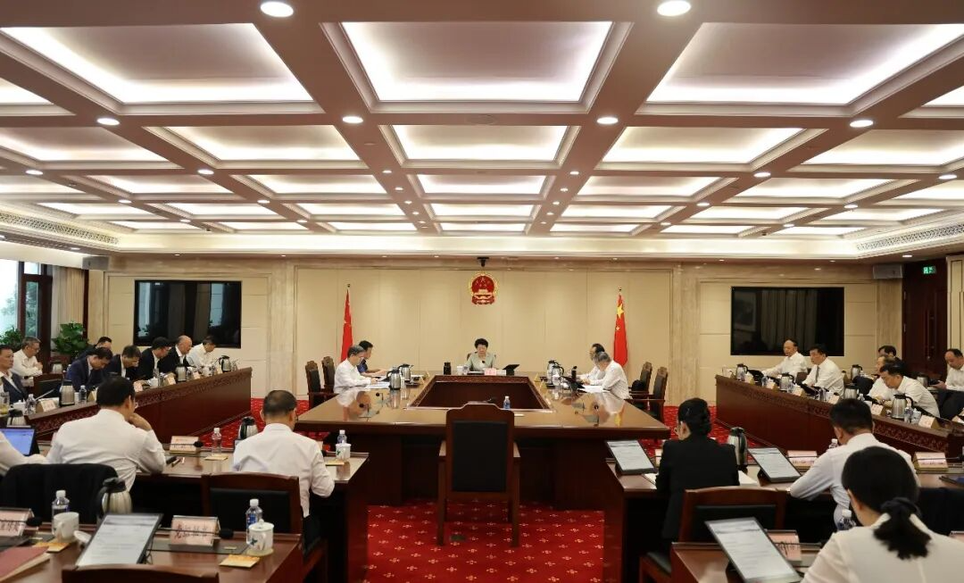 吴桂英主持省人大常委会党组理论学习中心组2026年第五次集体学习