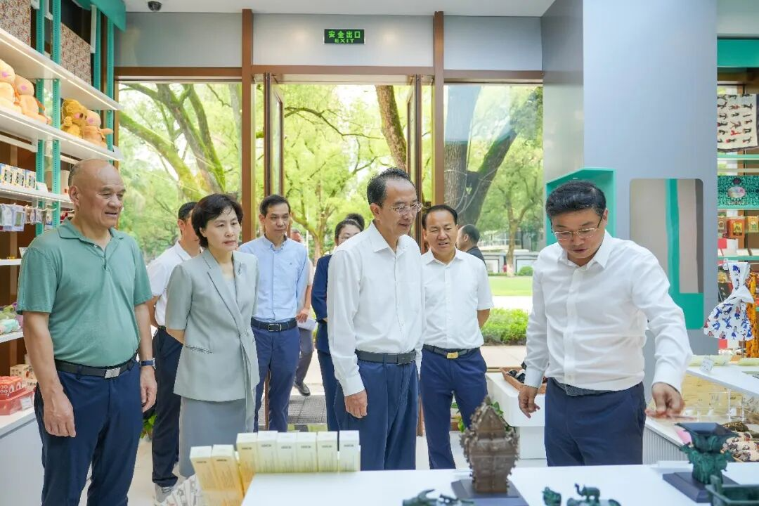 杨浩东督办重点处理建议时强调：放大优势 盘活资源 打造城市更新示范标杆