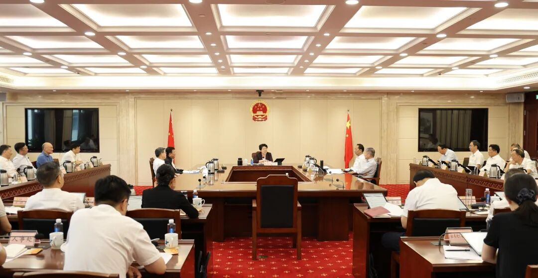 吴桂英主持省人大常委会党组理论学习中心组2026年第六次集体学习