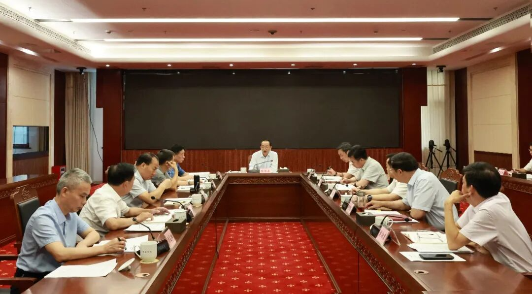 杨浩东主持召开贯彻落实省委十二届十一次全会精神、推动省政府第十次全会工作安排实施座谈会