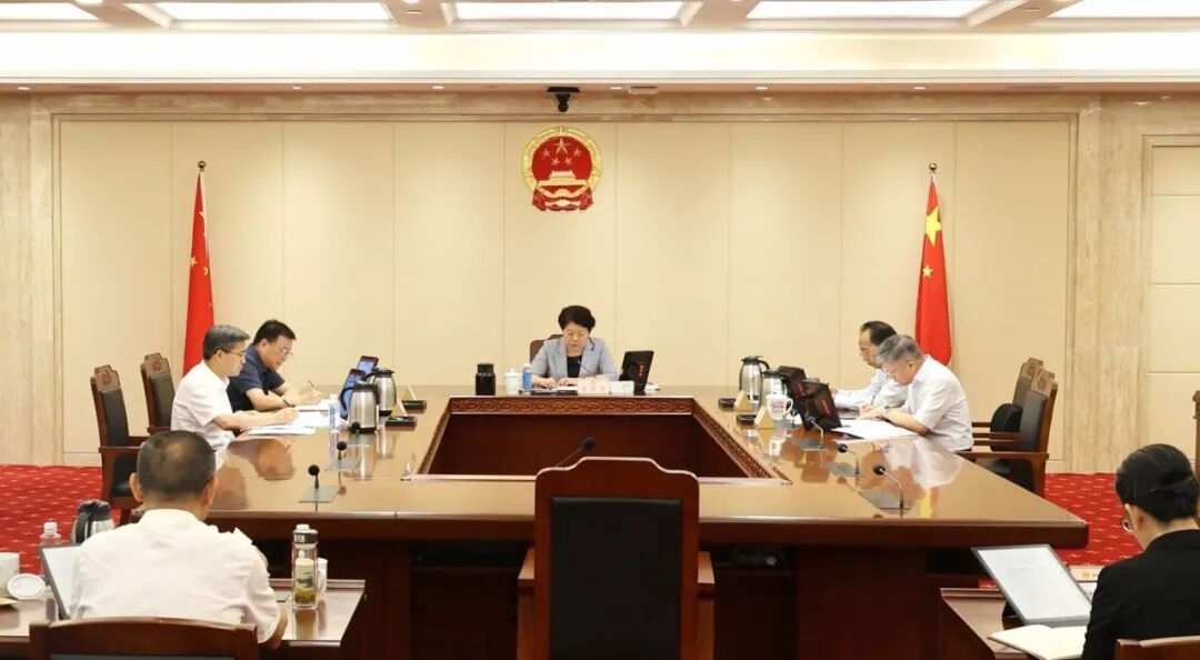 吴桂英主持省人大常委会党组理论学习中心组2026年第七次集体学习