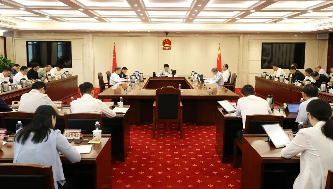 吴桂英主持省人大常委会党组理论学习中心组2026年第八次集体学习