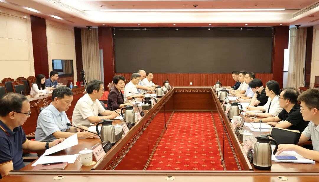 吴桂英主持召开“生产性服务业高质量发展对策研究”课题研讨会