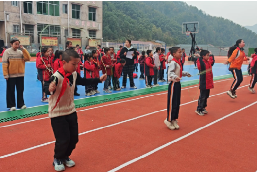 爱心帮扶暖童心