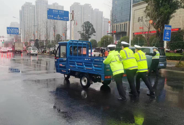 鼎城：三轮电动抛锚 交警及时解困