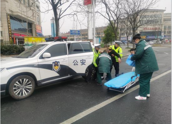 鼎城：驾驶员胆结石发作 交警紧急送医救治