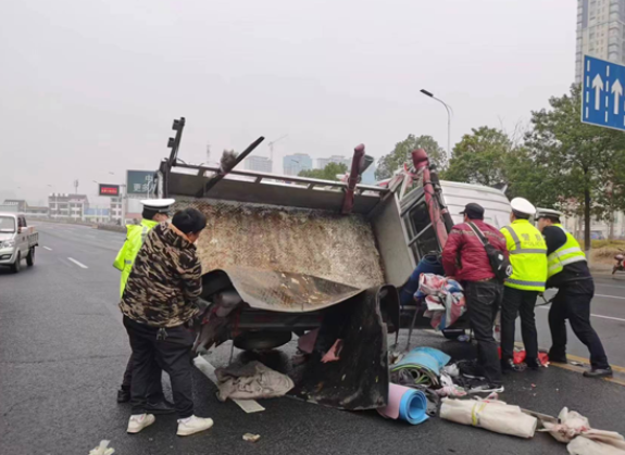 常德鼎城：三轮车雨天侧翻 交警暖心相助