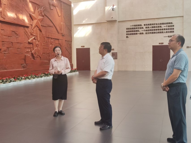 胡振荣参观纪律文化中心 (1).jpg