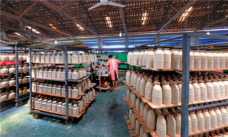 陶瓷生产车间 .jpg