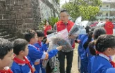 民建怀化市委会市直四支部赴麻阳县石羊哨乡中心小学开展“关爱乡村儿童”公益活动