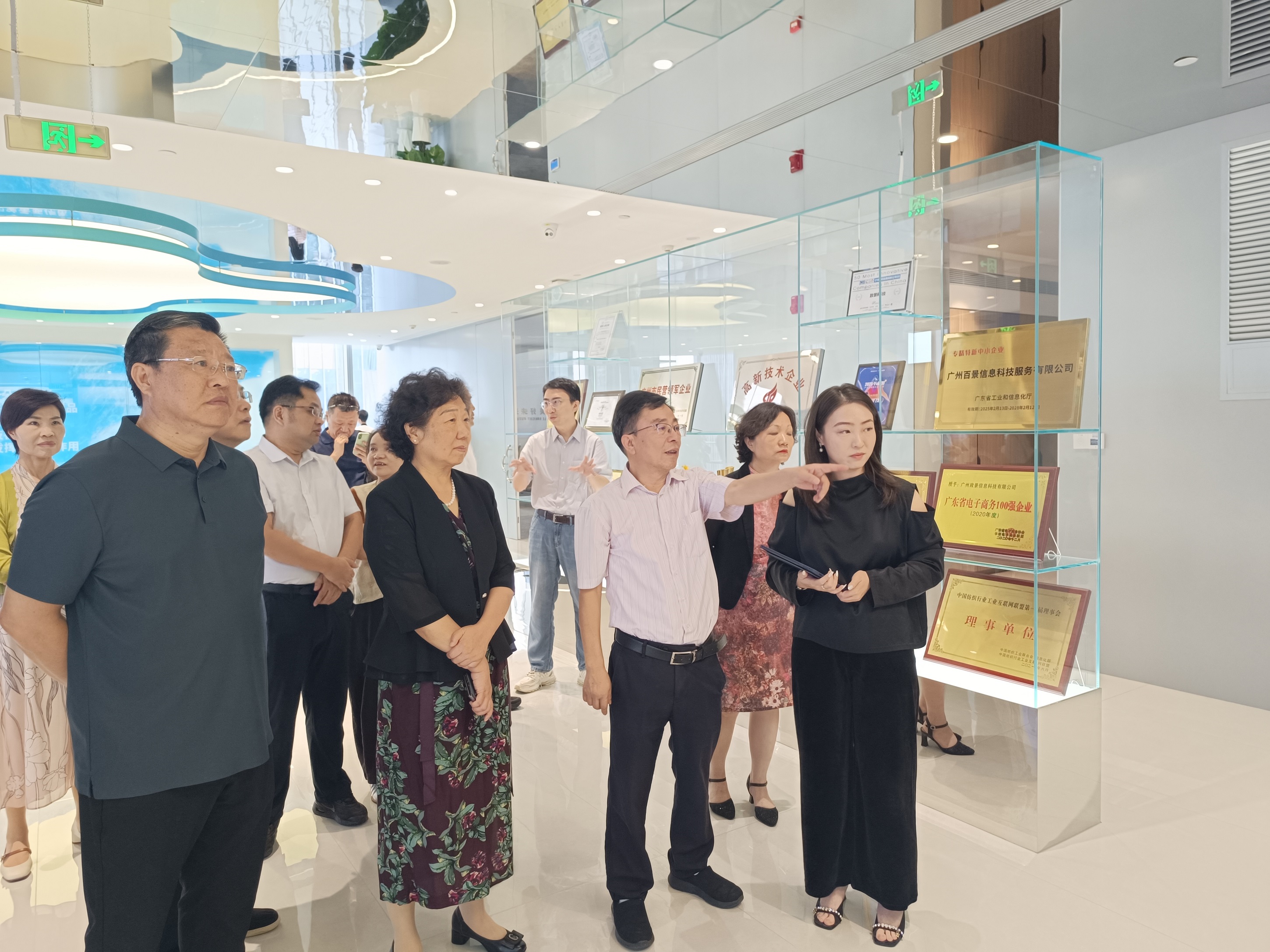 广东省主委李心陪同.jpg 广东省主委李心陪同.jpg