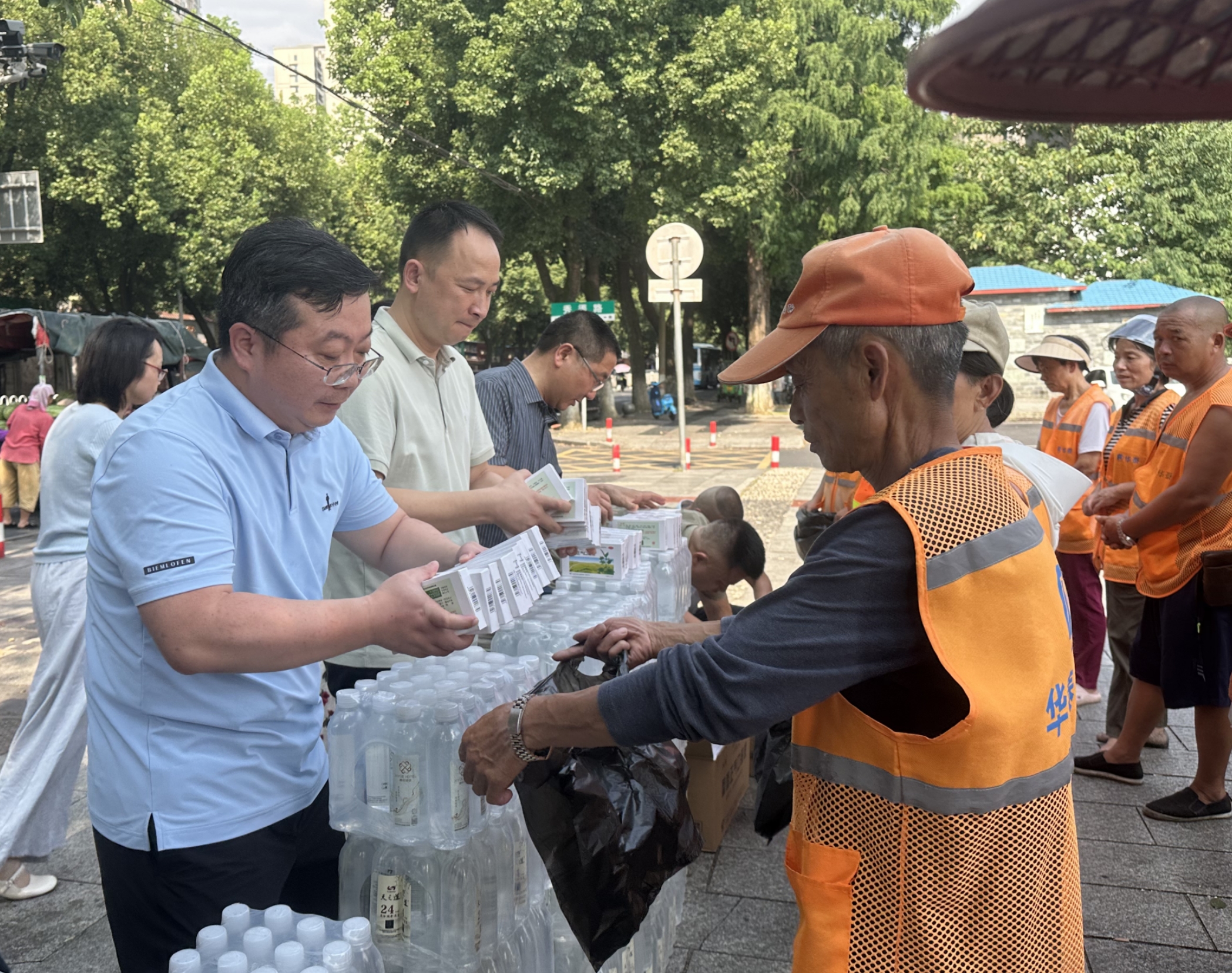 民建益阳市委会开展慰问环卫工人活动1_副本.jpg 民建益阳市委会开展慰问环卫工人活动1_副本.jpg