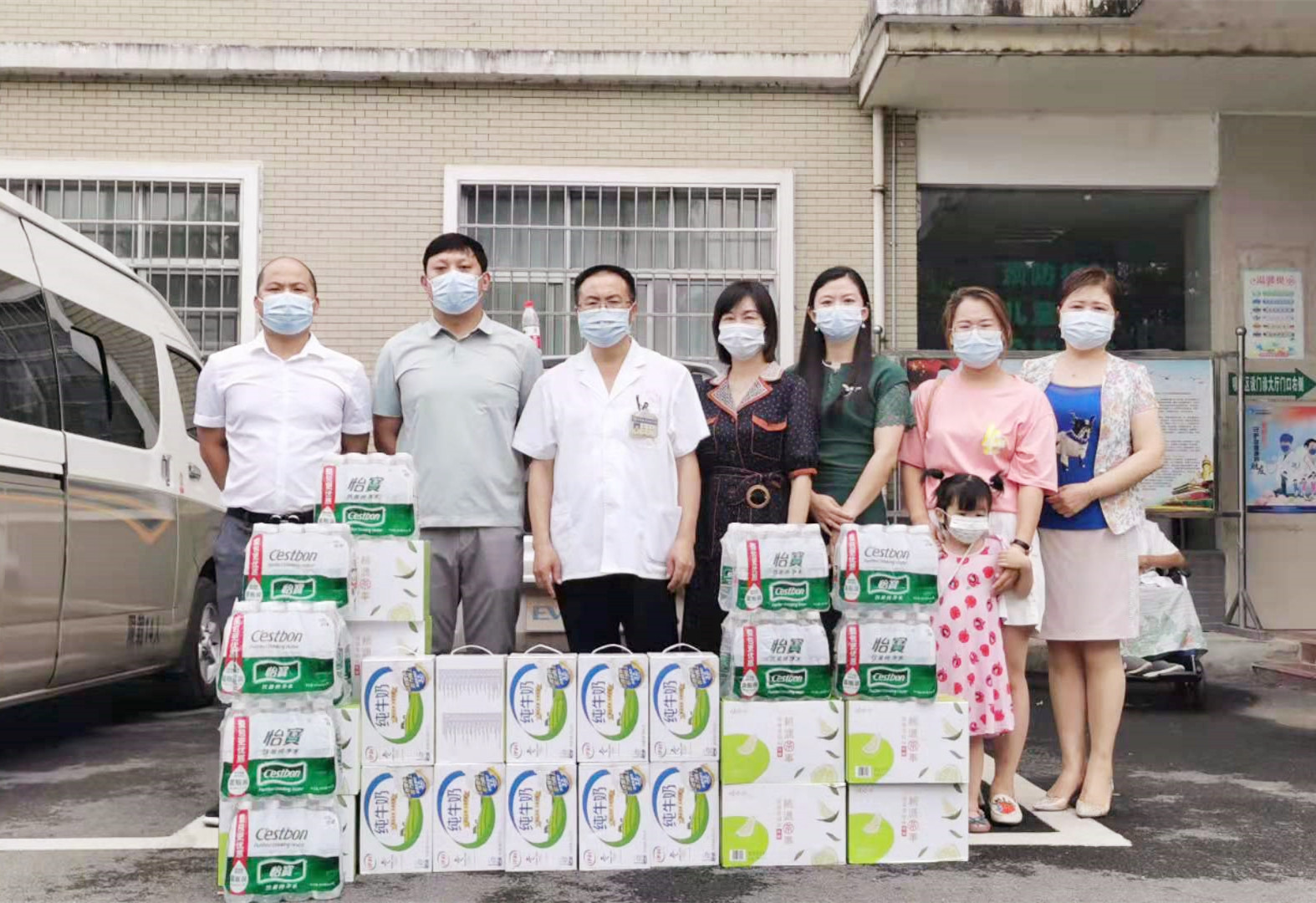 捐赠合影.jpg